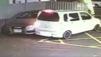 倒車撞進口車　兩光駕駛裝沒事逃逸