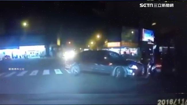 轎車衝撞機車群　騎士快閃逃過一劫