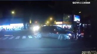 轎車衝撞機車群　騎士快閃逃過一劫