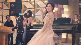 女星李施嬅彈琴疑似露底褲（圖／翻攝自李施嬅臉書）