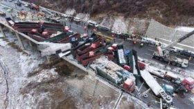 中國大陸京昆高速公路驚傳連環車禍（圖／翻攝自央視網）