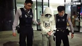 廖男盜用臉書帳號向親友借錢匯給電器行，他再現身挑選吸塵器並拿回多餘帳款（翻攝畫面）