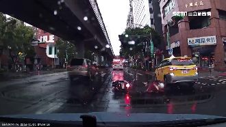 騎士違規右轉跨車道　擦撞小黃險遭輾