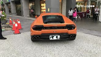 開藍寶堅尼逛百貨　違停強佔人行道