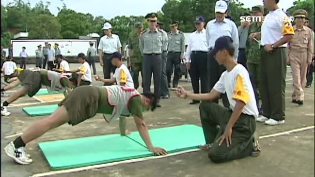 國軍體測下修　男伏地挺身39下過關