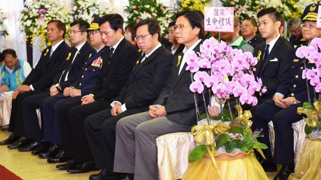 殉職女警陳明慧告別式　獲頒楷模證書