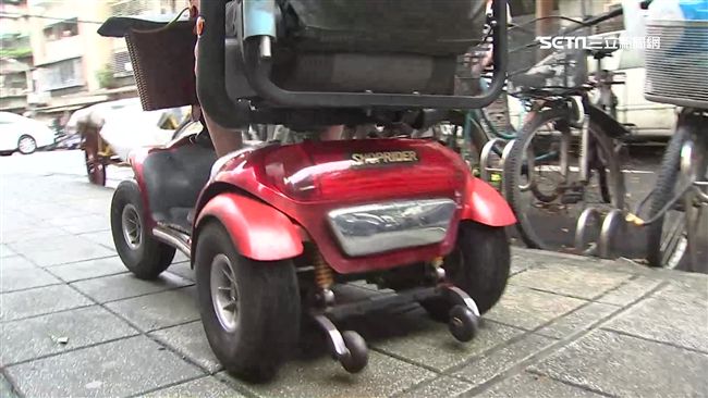 賓士遭電動代步車撞爛！駕駛回應暖哭