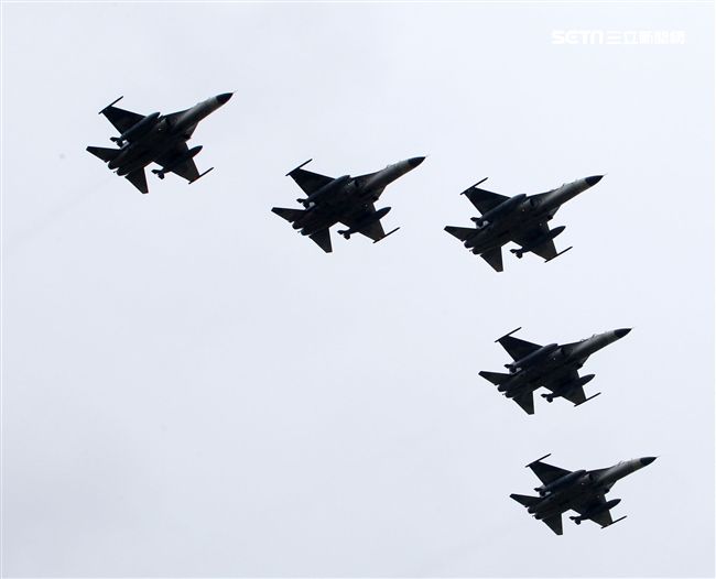 IDF經國號戰機空中分列式。（記者邱榮吉/攝影）