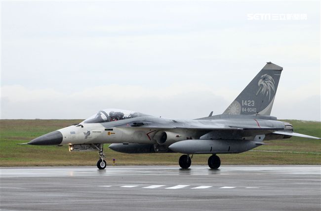 IDF經國號戰機滑行。（記者邱榮吉/攝影）