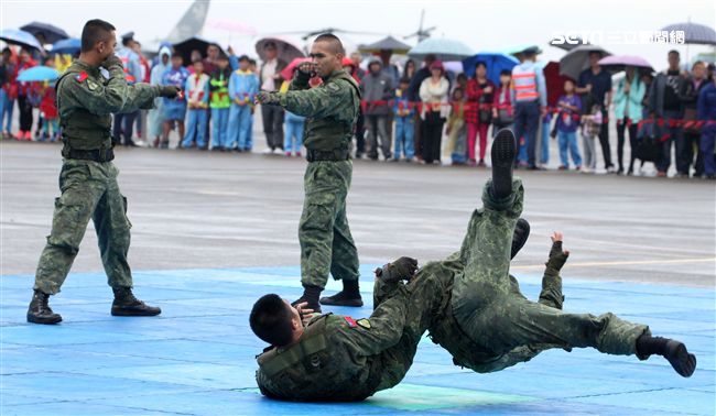 特戰弟兄戰技操演。（記者邱榮吉/攝影）

