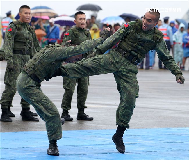 105年國防知性之旅清泉崗航空嘉年華（22）日舉行預校，當天有雷虎小組特技操演、IDF、幻象2000、F16戰機分別性能展示操演及地面各型裝備展示。（記者邱榮吉/攝影）