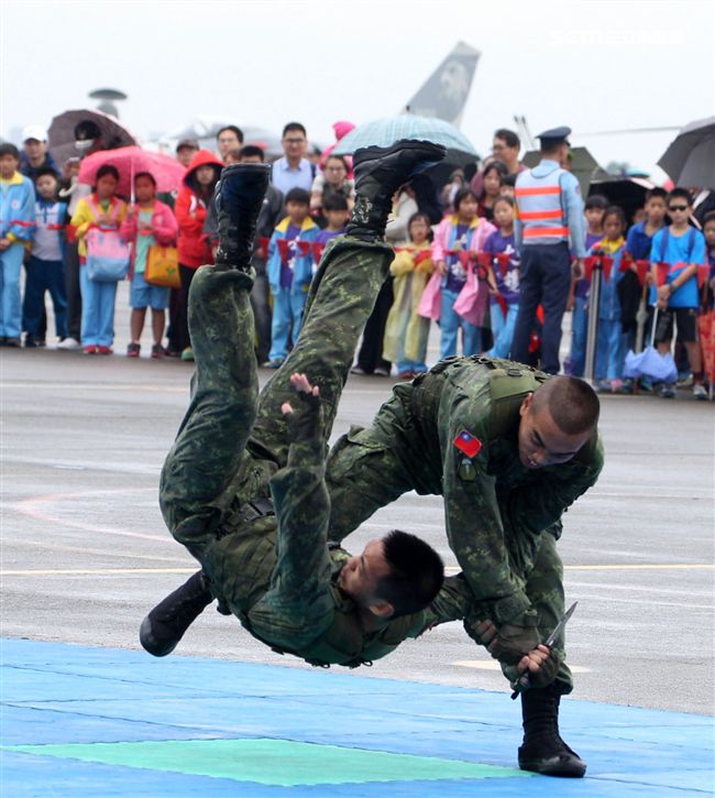 特戰弟兄戰技操演。（記者邱榮吉/攝影）


