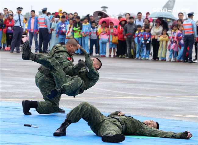 特戰弟兄戰技操演。（記者邱榮吉/攝影）

