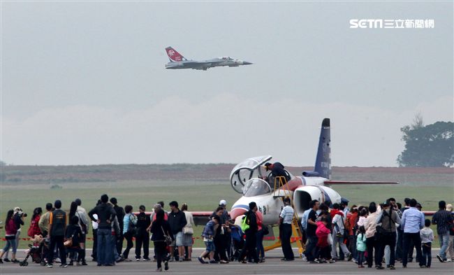 105年國防知性之旅清泉崗航空嘉年華（22）日舉行預校，當天有雷虎小組特技操演、IDF、幻象2000、F16戰機分別性能展示操演及地面各型裝備展示。（記者邱榮吉/攝影）