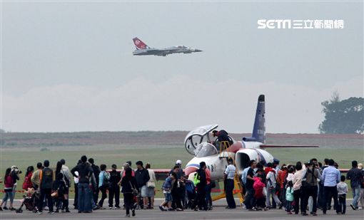 105年國防知性之旅清泉崗航空嘉年華（22）日舉行預校，當天有雷虎小組特技操演、IDF、幻象2000、F16戰機分別性能展示操演及地面各型裝備展示。（記者邱榮吉/攝影）