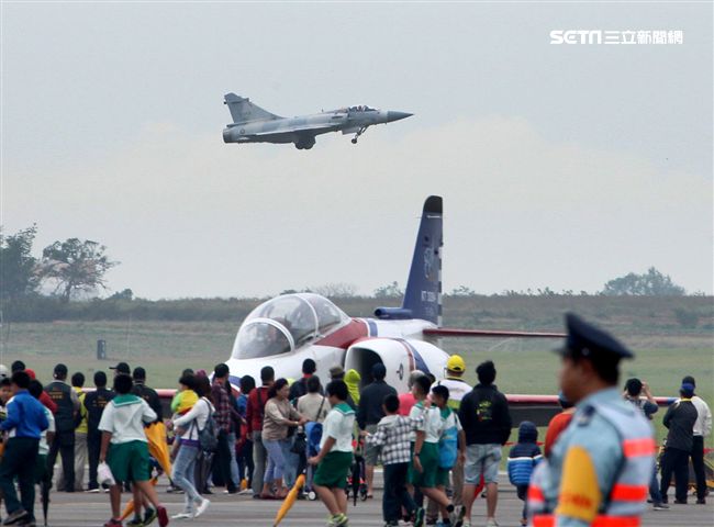 105年國防知性之旅清泉崗航空嘉年華（22）日舉行預校，當天有雷虎小組特技操演、IDF、幻象2000、F16戰機分別性能展示操演及地面各型裝備展示。（記者邱榮吉/攝影）