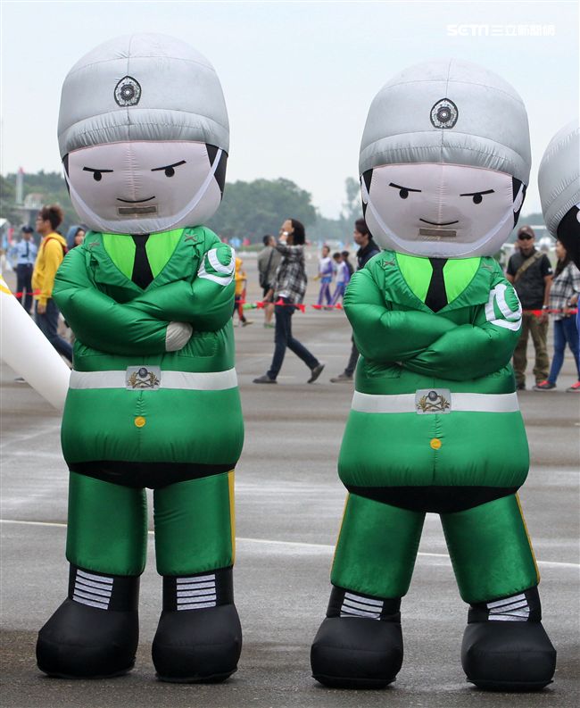象徵陸海空三軍的充氣娃娃賣力的扭腰擺臀，「萌」樣超級吸睛。（記者邱榮吉/攝影）