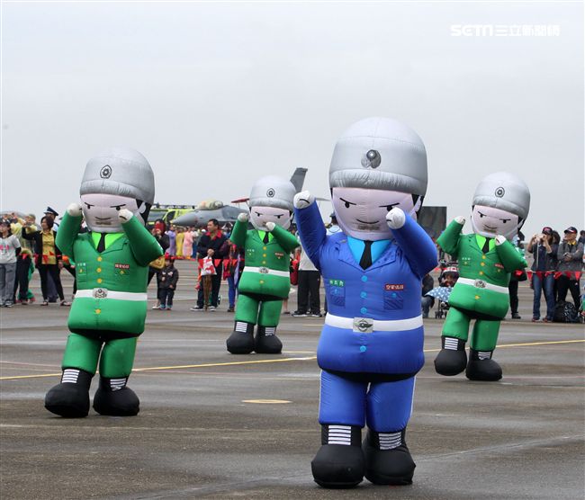 象徵陸海空三軍的充氣娃娃賣力的扭腰擺臀，「萌」樣超級吸睛。（記者邱榮吉/攝影）