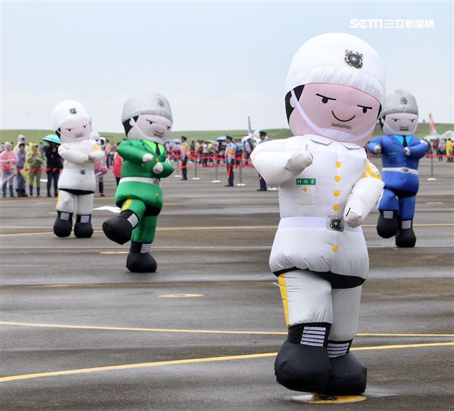 象徵陸海空三軍的充氣娃娃賣力的扭腰擺臀，「萌」樣超級吸睛。（記者邱榮吉/攝影）