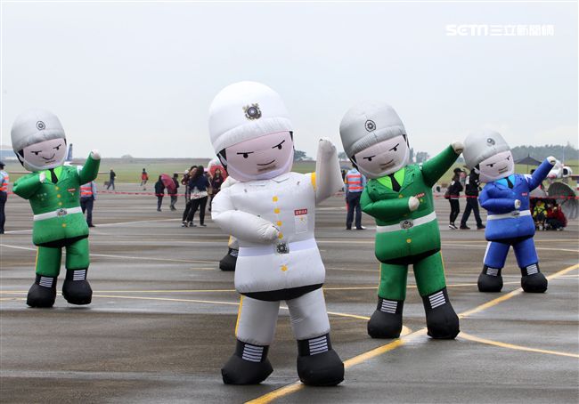 象徵陸海空三軍的充氣娃娃賣力的扭腰擺臀，「萌」樣超級吸睛。（記者邱榮吉/攝影）