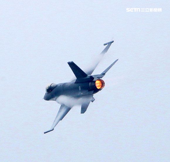 F16戰機性能展示操演。（記者邱榮吉/攝影）