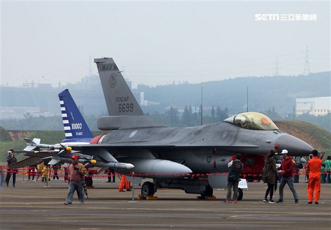 F16戰機地面展示。（記者邱榮吉/攝影）