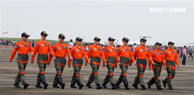 雷虎特技小組飛行員及F16戰機、幻象2000戰機、IDF戰機飛行員，接受獻花。（記者邱榮吉/攝影）