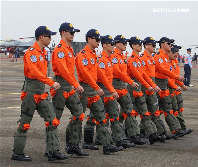 雷虎特技小組飛行員及F16戰機、幻象2000戰機、IDF戰機飛行員，接受獻花。（記者邱榮吉/攝影）