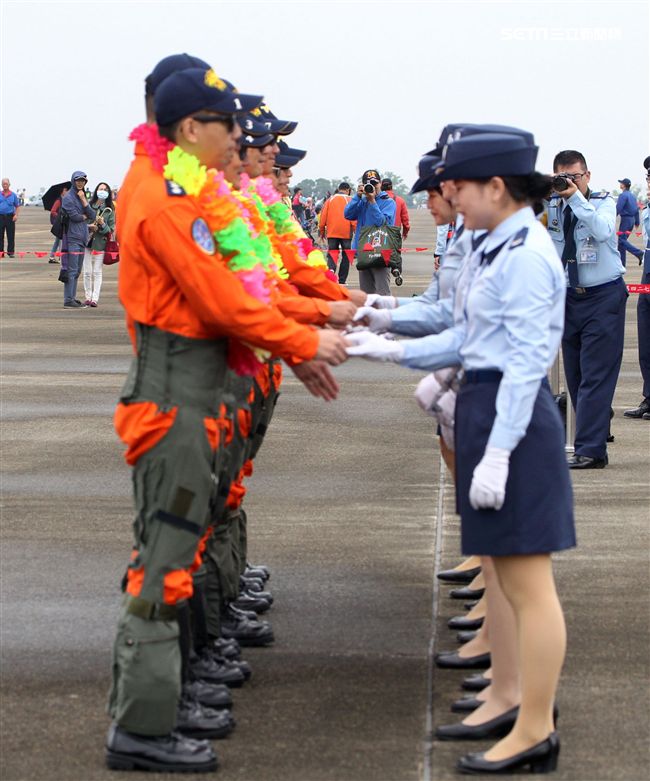 雷虎特技小組飛行員及F16戰機、幻象2000戰機、IDF戰機飛行員，接受獻花。（記者邱榮吉/攝影）