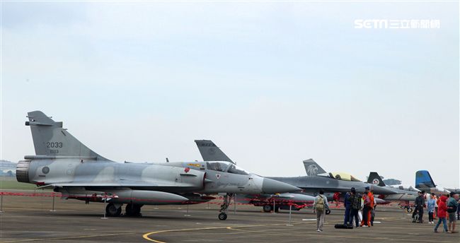 105年國防知性之旅清泉崗航空嘉年華（22）日舉行預校，當天有雷虎小組特技操演、IDF、幻象2000、F16戰機分別性能展示操演及地面各型裝備展示。（記者邱榮吉/攝影）