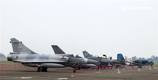 105年國防知性之旅清泉崗航空嘉年華（22）日舉行預校，當天有雷虎小組特技操演、IDF、幻象2000、F16戰機分別性能展示操演及地面各型裝備展示。（記者邱榮吉/攝影）