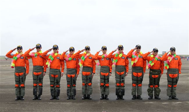 雷虎特技小組飛行員及F16戰機、幻象2000戰機、IDF戰機飛行員，接受獻花。（記者邱榮吉/攝影）