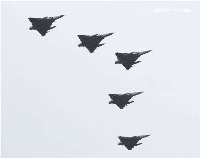 幻象M2000-5戰機空中分列式。（記者邱榮吉/攝影）