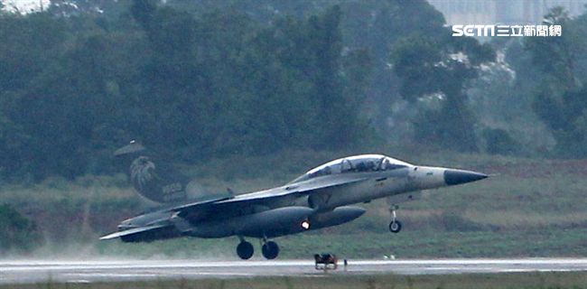 105年國防知性之旅清泉崗航空嘉年華（22）日舉行預校，當天有雷虎小組特技操演、IDF、幻象2000、F16戰機分別性能展示操演及地面各型裝備展示。（記者邱榮吉/攝影）