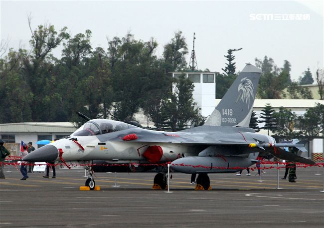 IDF經國號戰機地面展示。（記者邱榮吉/攝影）