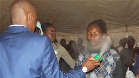 南非牧師自稱先知治病 朝信眾噴殺蟲劑／Lethebo Rabalago臉書