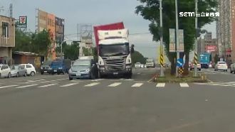 聯結車急煞劇烈晃　車身「擺尾」險翻