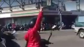 女子,三寶,起乩, 好運總來,伍佰,爆料公社,熱透彩,  圖/ 翻攝 爆料公社