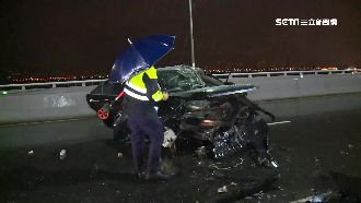 疑自撞安全島　碎片噴對向騎士釀3傷
