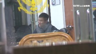 大門遭撞爛　無照酒駕男竟滿臉笑容