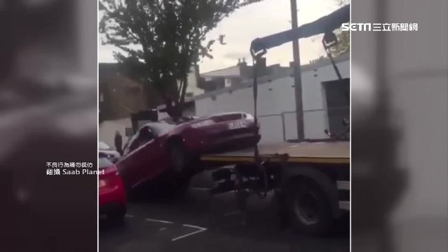 愛車遭拖吊車架走　駕駛倒車順利逃跑