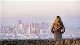旅行,遠望,沉思,思考,獨處,單身（圖／PEXELS）