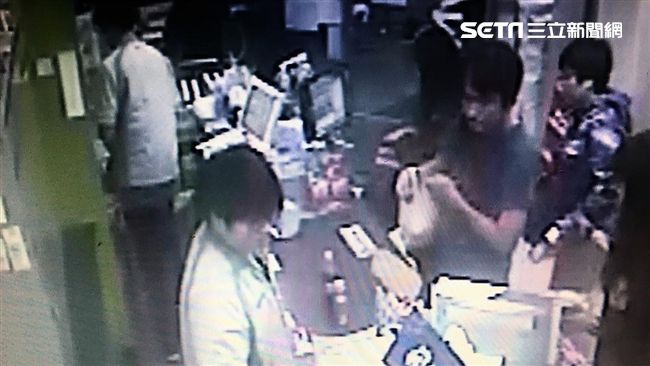 偷酒辯「買二送一」　老歌手通緝遭逮