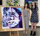 張景嵐「不可方物」創作聯展好友郭書瑤送上綠色畫家帽子，引起一陣聯想，現場笑聲不斷。（記者邱榮吉/攝影）