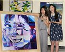 張景嵐「不可方物」創作聯展好友郭書瑤送上綠色畫家帽子，引起一陣聯想，現場笑聲不斷。（記者邱榮吉/攝影）