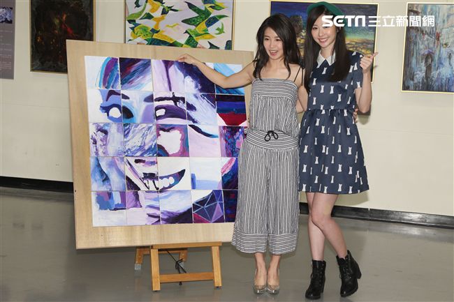 張景嵐「不可方物」創作聯展好友郭書瑤送上綠色畫家帽子，引起一陣聯想，現場笑聲不斷。（記者邱榮吉/攝影）