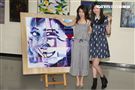 張景嵐「不可方物」創作聯展好友郭書瑤送上綠色畫家帽子，引起一陣聯想，現場笑聲不斷。（記者邱榮吉/攝影）