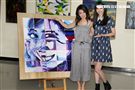 張景嵐「不可方物」創作聯展好友郭書瑤送上綠色畫家帽子，引起一陣聯想，現場笑聲不斷。（記者邱榮吉/攝影）