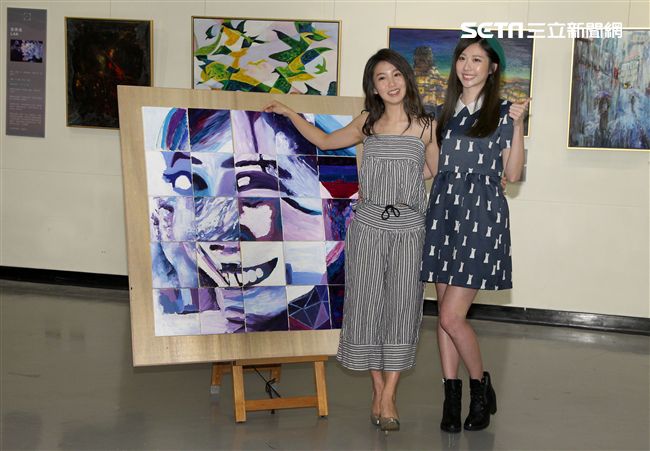 張景嵐「不可方物」創作聯展好友郭書瑤送上綠色畫家帽子，引起一陣聯想，現場笑聲不斷。（記者邱榮吉/攝影）