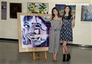 張景嵐「不可方物」創作聯展好友郭書瑤送上綠色畫家帽子，引起一陣聯想，現場笑聲不斷。（記者邱榮吉/攝影）